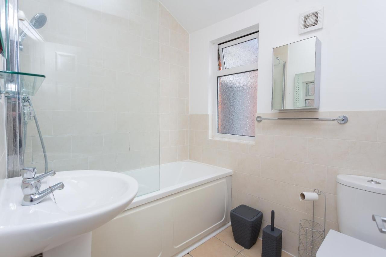 The White & Warm, Free Parking & Wifi, 8 Beds Villa Colchester Exterior photo