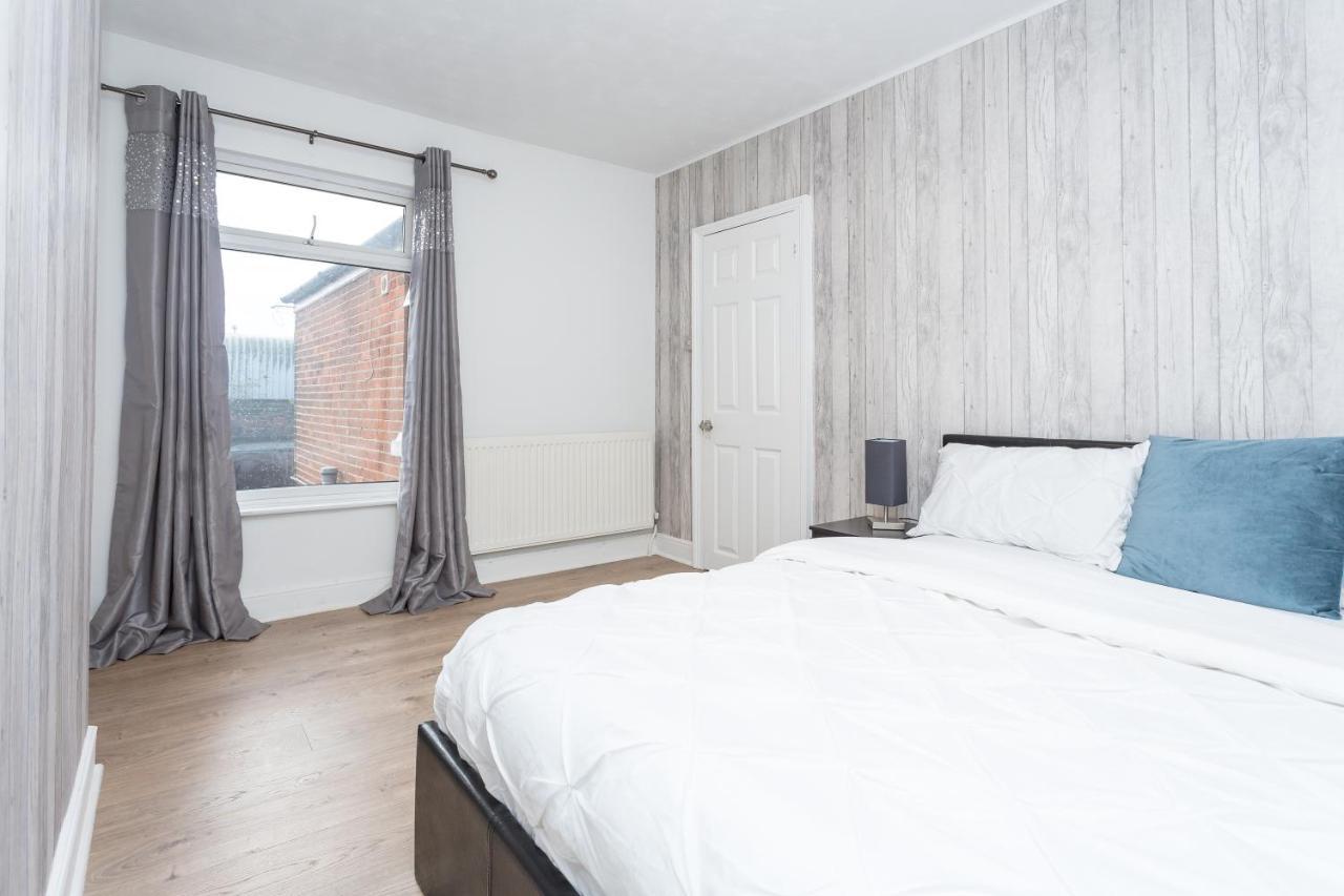 The White & Warm, Free Parking & Wifi, 8 Beds Villa Colchester Exterior photo