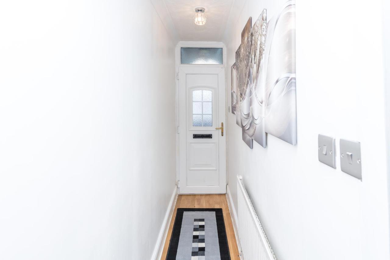 The White & Warm, Free Parking & Wifi, 8 Beds Villa Colchester Exterior photo