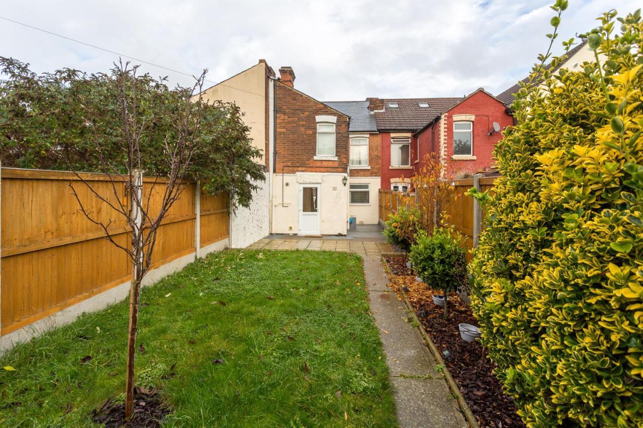 The White & Warm, Free Parking & Wifi, 8 Beds Villa Colchester Exterior photo