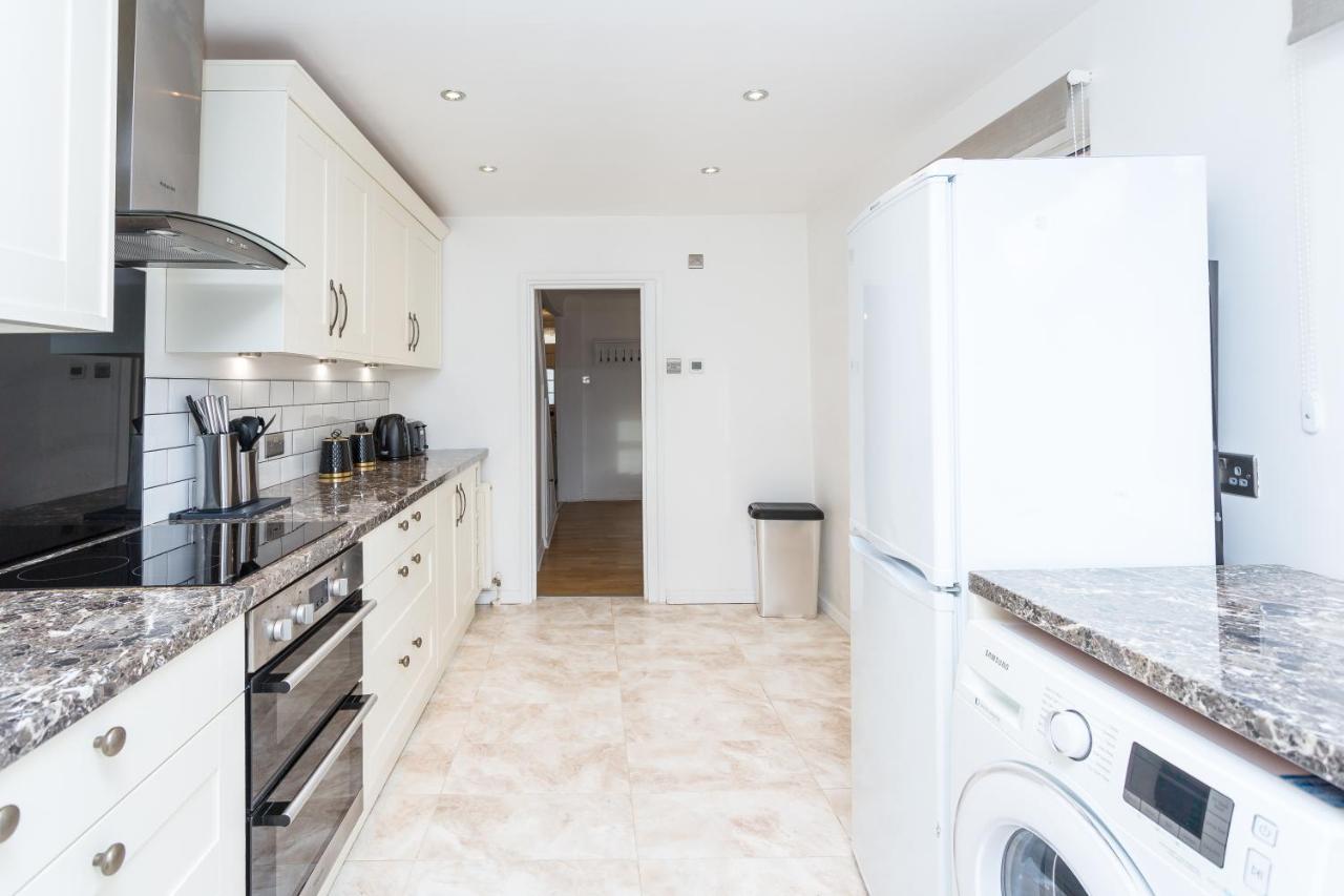 The White & Warm, Free Parking & Wifi, 8 Beds Villa Colchester Exterior photo