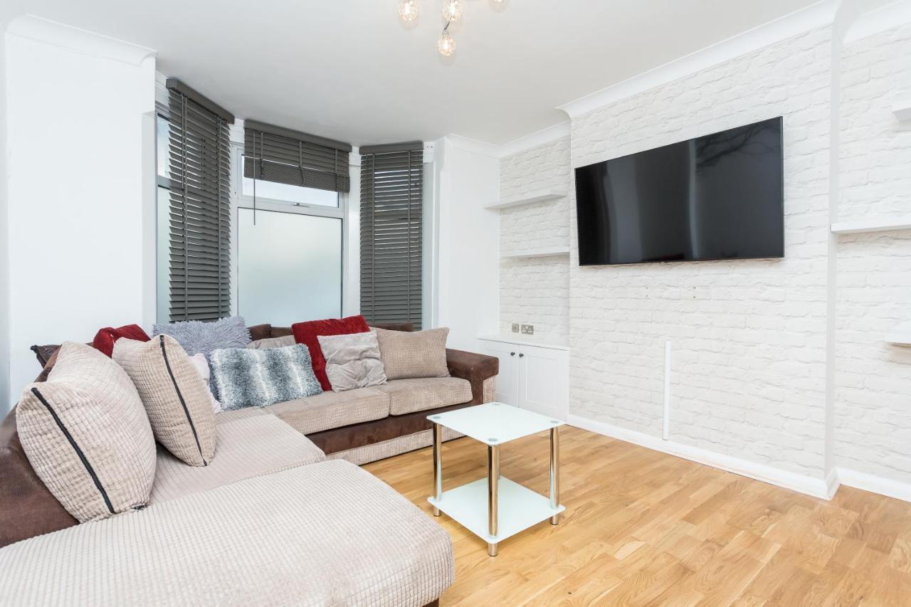 The White & Warm, Free Parking & Wifi, 8 Beds Villa Colchester Exterior photo